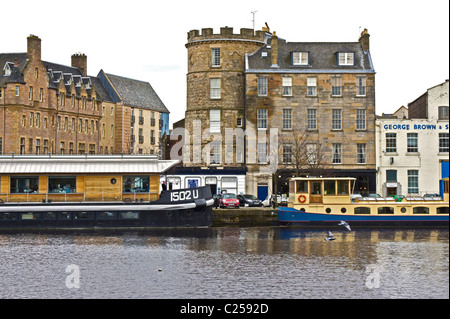 Blick auf das Ufer an der Queen's Dock in Leith Docks Edinburgh mit den alten Signalsäule und Schiffe am Kai festgemacht Stockfoto