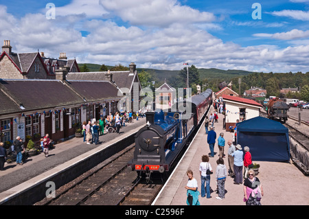 Z. B. Caledonian Railway steam Engine 828 Ankunft am Bahnhof von Boat of Garten aus Broomhill in Schottland Strathspey Stockfoto