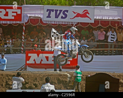 Motocross-Fahrer durchführen einen Sprung auf einem Motorrad, Pune, Maharashtra, Indien Stockfoto