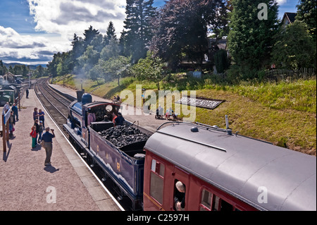 Z. B. Caledonian Railway Dampflok 828 stehen auf dem Bahnsteig am Bahnhof Boat of Garten, auf dem Weg nach Aviemore Stockfoto