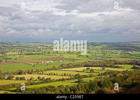 Blick über niedrigere Wharfedale von Caley Klippen Chevin Forest Park Stockfoto