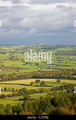 Blick über niedrigere Wharfedale von Caley Klippen Chevin Forest Park Stockfoto