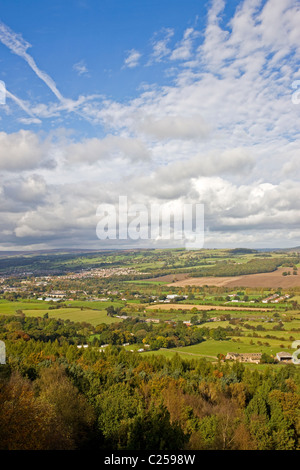 Blick über niedrigere Wharfedale von Caley Klippen Chevin Forest Park Stockfoto