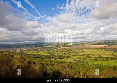 Blick über niedrigere Wharfedale von Caley Klippen Chevin Forest Park Stockfoto