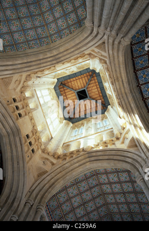 St Edmundsbury Kathedrale, Bury St Edmunds, Suffolk, England. Blick ins Kreuzung und Laterne des New Millennium Tower Stockfoto