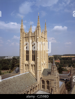 St Edmundsbury Kathedrale, Bury St Edmunds, Suffolk, England. Kirchenschiff Dach, südlichen Querschiff und New Millennium Tower Stockfoto