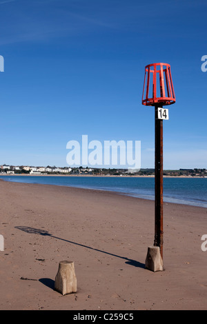 Buhne Marker am Strand von Dawlish Warren mit Exmouth in der Ferne Stockfoto
