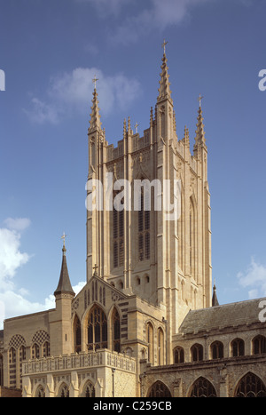 St Edmundsbury Kathedrale, Bury St Edmunds, Suffolk, England. Nördlichen Querschiff und New Millennium Tower Stockfoto