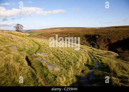 Die Bronte-Weg in Richtung Top Withins mit Blick auf Haworth Moor auf South Dean Beck Stockfoto