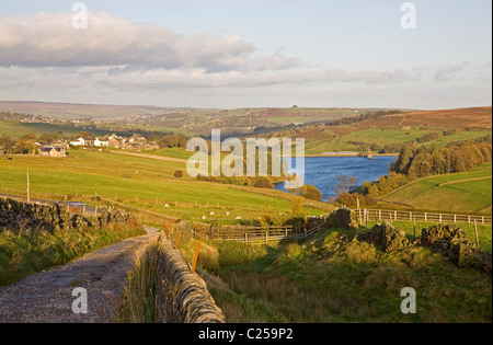 Blick über untere Laithe Behälter aus der Pennine Way in der Nähe von Stanbury Stockfoto