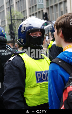 Polizei und Demonstranten außerhalb Oxford Street speichern während der "Marsch für die Alternative" Rallye. London, UK. 26.03.2011 Stockfoto