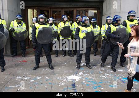 Polizei und Demonstranten außerhalb einer gemalten bombardiert Top Shop Oxford Street zu speichern, während der "Marsch für die Alternative" Rallye London Stockfoto