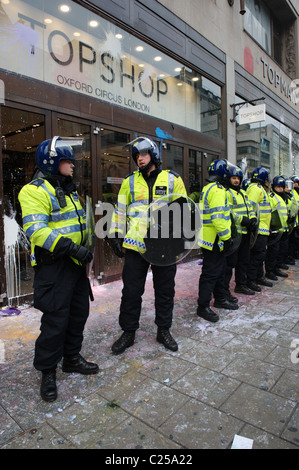 Polizei und Demonstranten außerhalb einer gemalten bombardiert Top Shop Oxford Street zu speichern, während der "Marsch für die Alternative" Rallye London Stockfoto