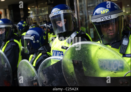 Bereitschaftspolizei außerhalb Oxford Street speichern während der "Marsch für die Alternative" Rallye. London, UK. 26.03.2011 Stockfoto