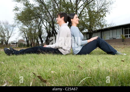 Studenten sitzen auf dem Feld Stockfoto