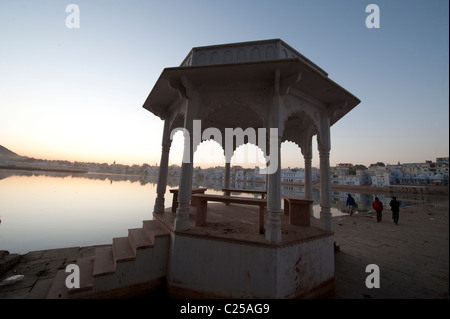 Die Dämmerung über Heiligen Pushkar See. Rajasthan, Indien Stockfoto
