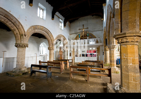 Innenraum mit Blick auf den Altar im restaurierten All Saints Church oder die Ramblers-Kirche in Walesby auf dem Wikinger-Weg Stockfoto