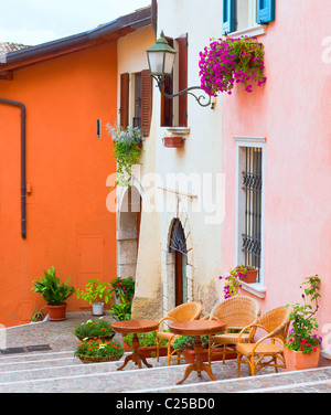 traditionelle italienische Kleinstadt Straße mit Töpfe mit Blumen und café Stockfoto