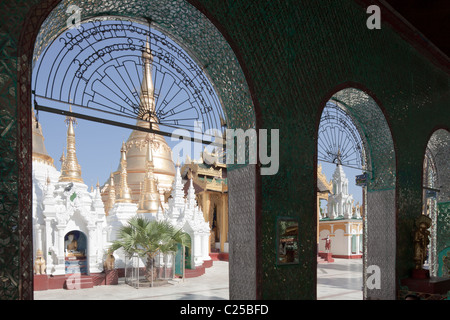 Innenraum der größte buddhistische Tempel Shwedagon-Pagode, Rangun, Burma. Stockfoto