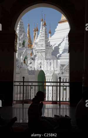 Innenraum der größte buddhistische Tempel Shwedagon-Pagode mit betenden Frau, Rangun, Burma. Stockfoto