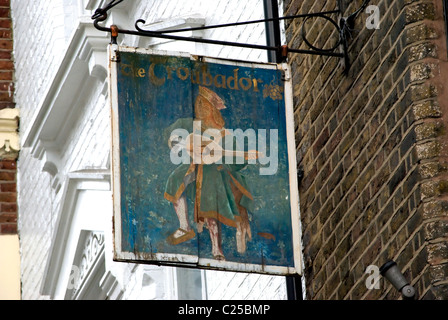 verblasste Inn Zeichen der Troubadour (auf Schild nicht falsch geschrieben), ein Restaurant, Café-Bar und Volksmusik Veranstaltungsort in London, england Stockfoto