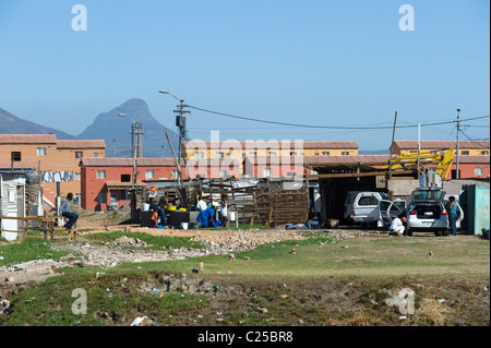 Hütten und Neubauwohnungen entlang Vanguard Drive, Epping, Kapstadt, Südafrika Stockfoto