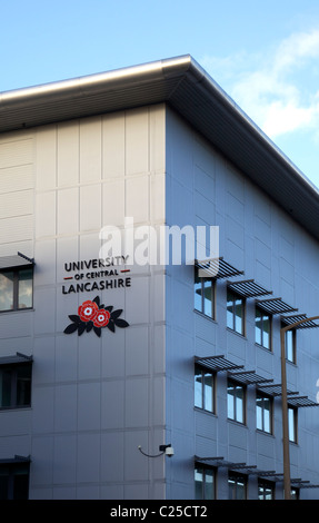 University of Central Lancashire Logo am Gebäude Stockfoto