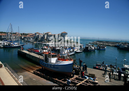 ANGELBOOTE/Fischerboote & STARTENDE JETTY ST. FRANCIS Hafen EASTERN CAPE in Südafrika 26. Januar 2011 Stockfoto