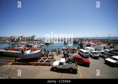 ANGELBOOTE/Fischerboote & STARTENDE JETTY ST. FRANCIS Hafen EASTERN CAPE in Südafrika 26. Januar 2011 Stockfoto