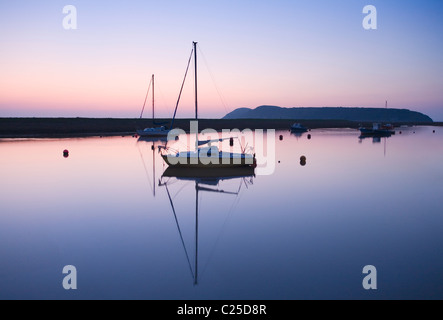 Vertäute Schiffe an der Mündung des Flusses Axt mit Brean Down in der Ferne. Somerset. England. VEREINIGTES KÖNIGREICH. Stockfoto