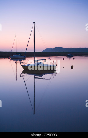 Vertäute Schiffe an der Mündung des Flusses Axt mit Brean Down in der Ferne. Somerset. England. VEREINIGTES KÖNIGREICH. Stockfoto