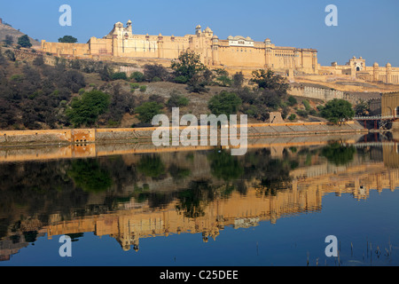 Das Amber Fort spiegelt sich in den Maotha-See, Jaipur, Indien Stockfoto