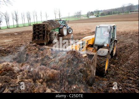 Muckspreader mit einem JCB Loadall be- Stockfoto