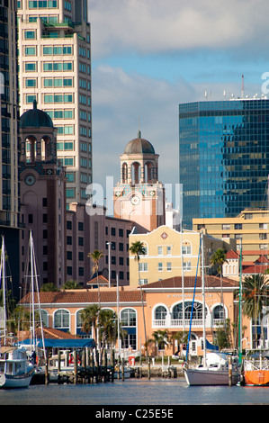 City Center und Yacht Becken mit Blick auf Tampa Bay in St. Petersburg, Florida, USA Stockfoto