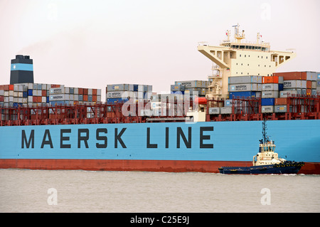 Maersk Edmonton Containerschiff, Eingabe Hafen Felixstowe, Suffolk, UK. Stockfoto