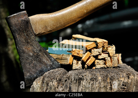 Alten Axt stecken in ein Hackklotz und Holzsplitter mit natürlichen Hintergrund closeup Stockfoto