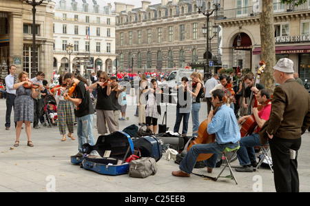 Professionelle Musiker zur Classique Metropolitain führen auf den Straßen von Paris, Stockfoto