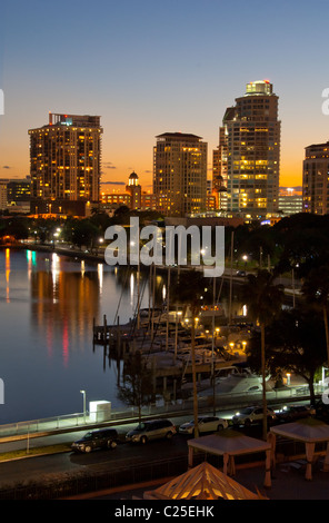 Skyline der Stadt mit Blick auf Yachthafen an der Tampa Bay, am frühen Abend in der Innenstadt von St. Petersburg, Florida, USA Stockfoto