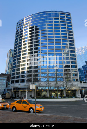 Fairmont Waterfront Hotel spiegelt die umliegenden Gebäude in der Innenstadt von Vancouver Stockfoto