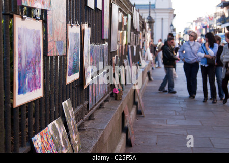 Touristen einkaufen und Surfen Originalgemälde von lokalen street Artists in Jackson Square im French Quarter von New Orleans Stockfoto