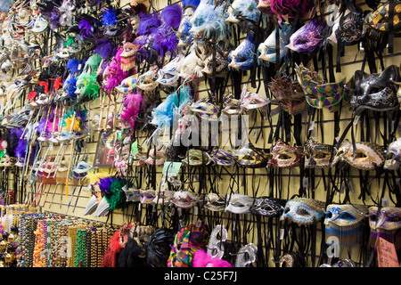 Karneval Masken und Perlen zum Verkauf auf dem Display in einem Geschäft im French Quarter von New Orleans Stockfoto