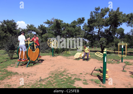 Griechenland Attika Athen Menschen trainieren in einem Fitnesspark Stockfoto