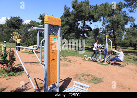 Griechenland Attika Athen Menschen trainieren in einem Fitnesspark Stockfoto