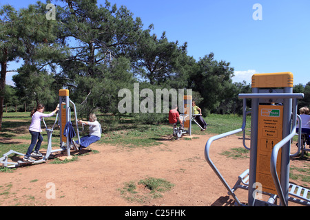 Griechenland Attika Athen Menschen trainieren in einem Fitnesspark Stockfoto