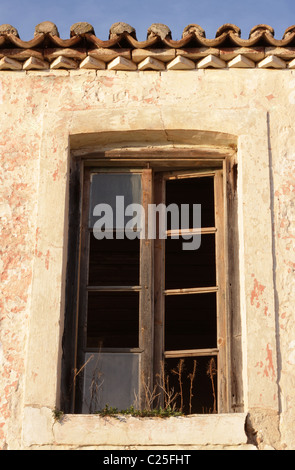 Fenster auf ein altes verlassenes Haus Stockfoto