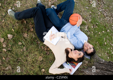paar, Sport, Campus, Universität, der Korb, Basketball, Ball, Rest, Spiel, spielen, Praxis, üben, Park, Bäume, Natur Stockfoto
