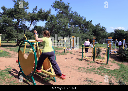 Griechenland Attika Athen eine ältere Dame in einem Fitnesspark Stockfoto