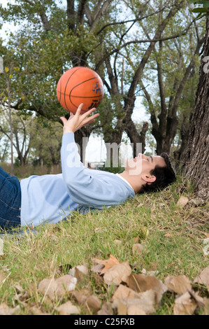 Mann, Sport, Campus, Universität, der Korb, Basketball, Ball, Rest, Spiel, spielen, Praxis, üben, Park, Bäume, Natur. Stockfoto