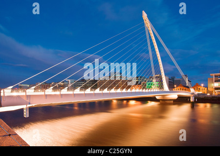 Samuel Beckett Bridge bei Nacht, Fluss Liffey, Dublin, Irland Stockfoto