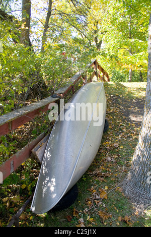 Alu Kanu Ruhe am Ufer entlang Holzzaun. Clitherall Minnesota MN USA Stockfoto